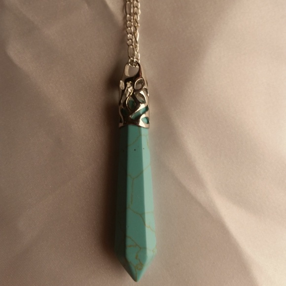 Turquoise and silver pointy pendant in a chain. - Picture 8 of 8